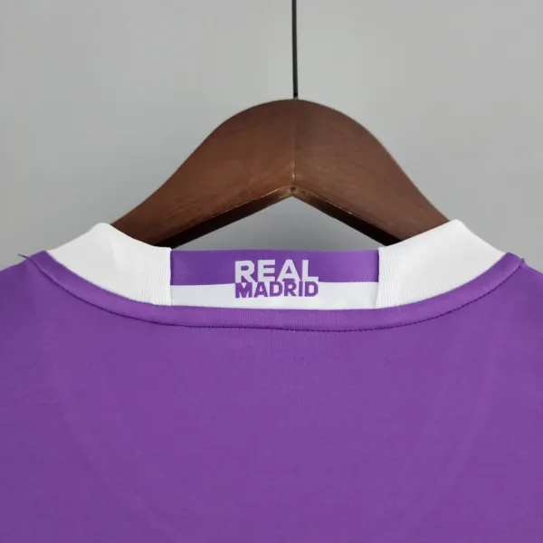 Versión Retro 2016/2017 Real Madrid Away