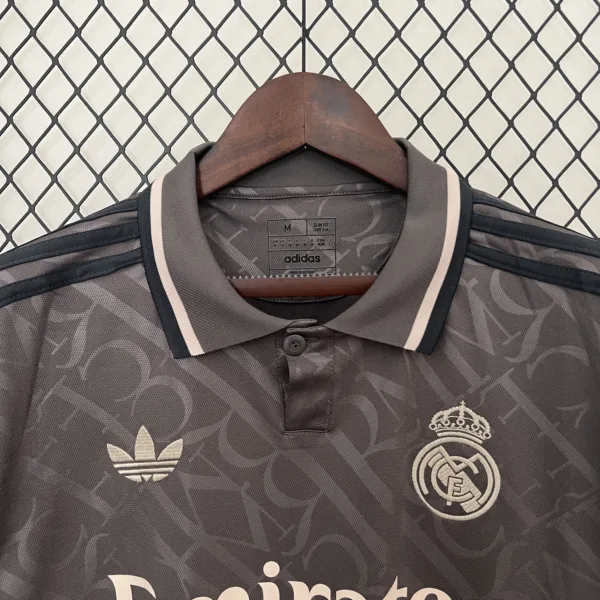 Versión Retro 2024/2025 Real Madrid Third