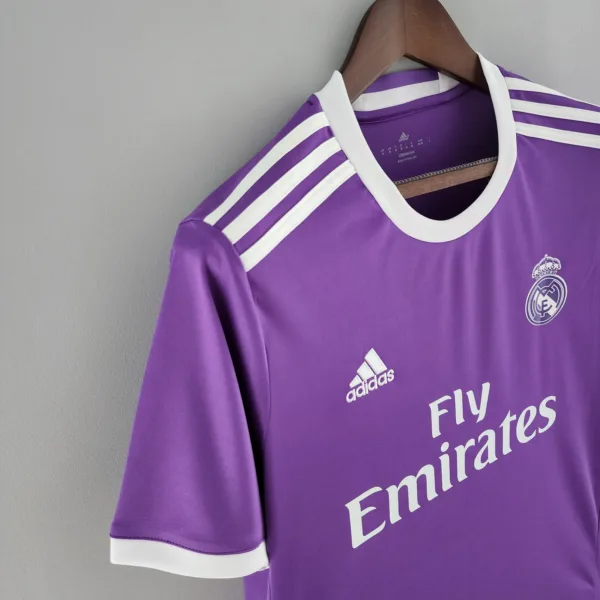 Versión Retro 2016/2017 Real Madrid Away