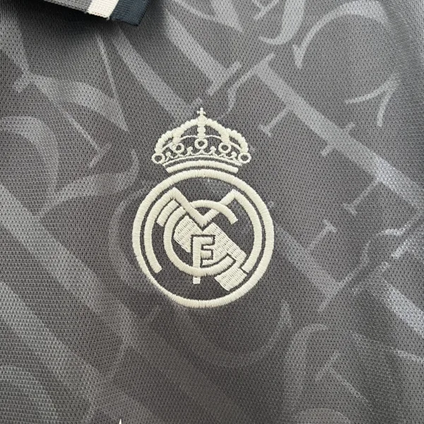 Versión Retro 2024/2025 Real Madrid Third