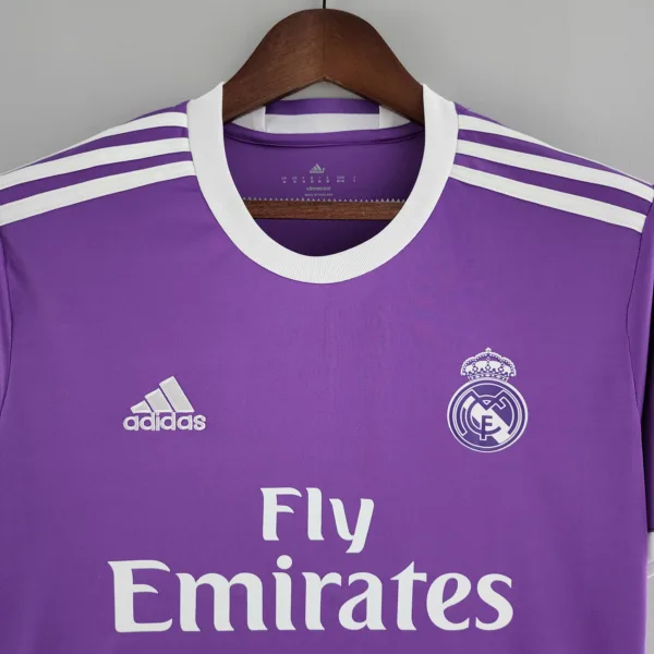 Versión Retro 2016/2017 Real Madrid Away