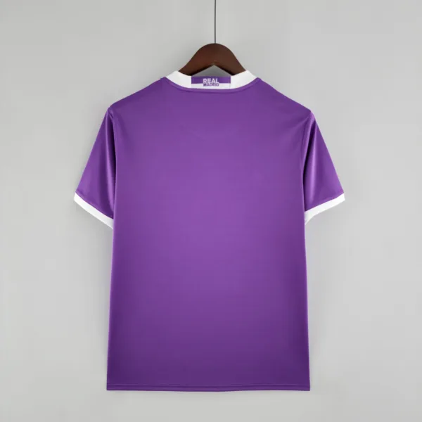 Versión Retro 2016/2017 Real Madrid Away